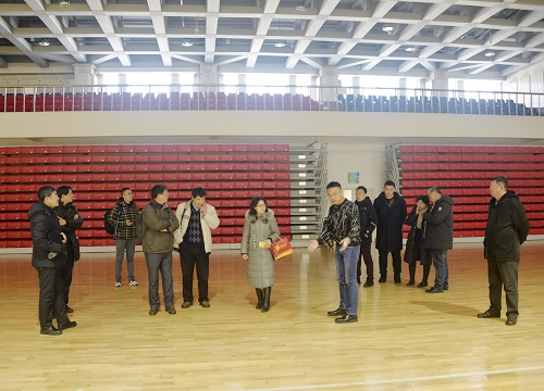 筹委会工作人员考察我校体育馆场地设施