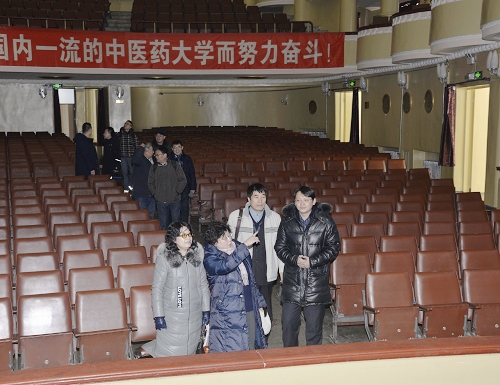 筹委会工作人员考察我校主楼礼堂场地设施
