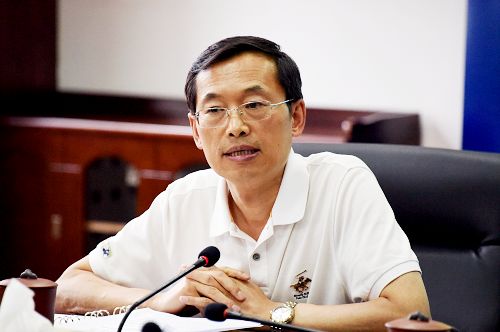 校党委书记王福学主持会议并作总结发言