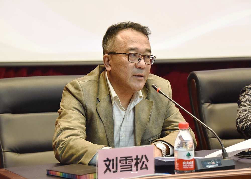校党委常委、副校长刘雪松主持讲座