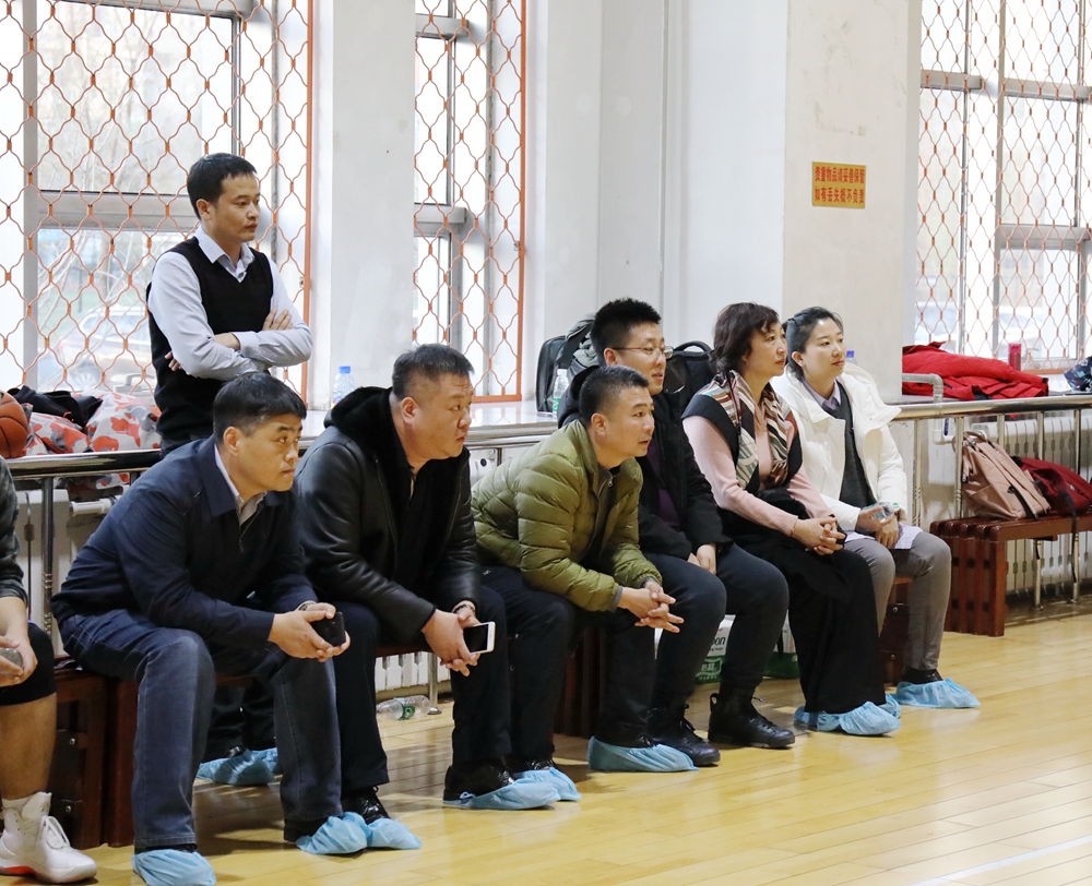 校党委常委、工会主席乔广霞与教职员工共同观看比赛