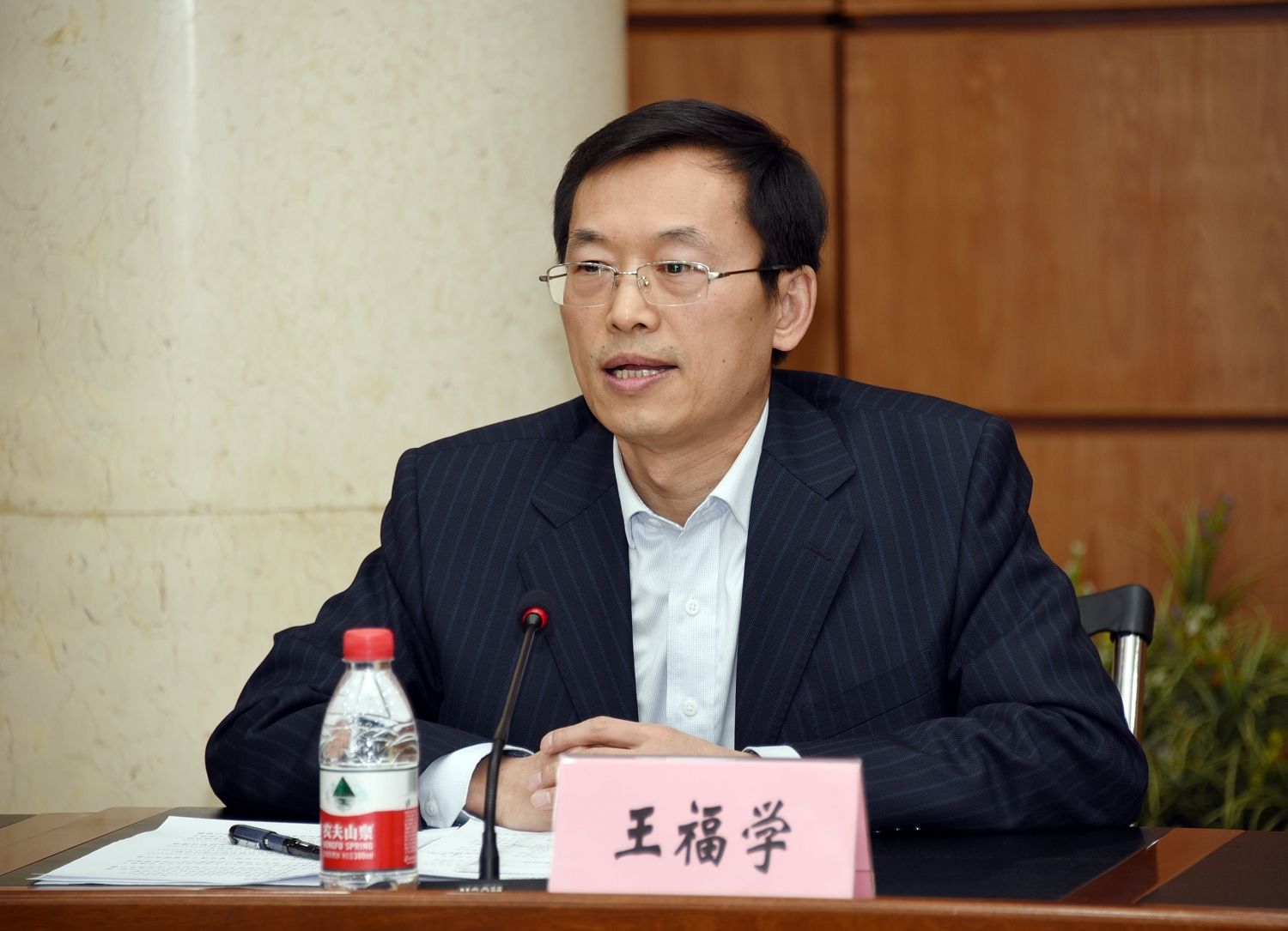 校党委书记王福学代表学校党政领导班子进行述职并作个人述职