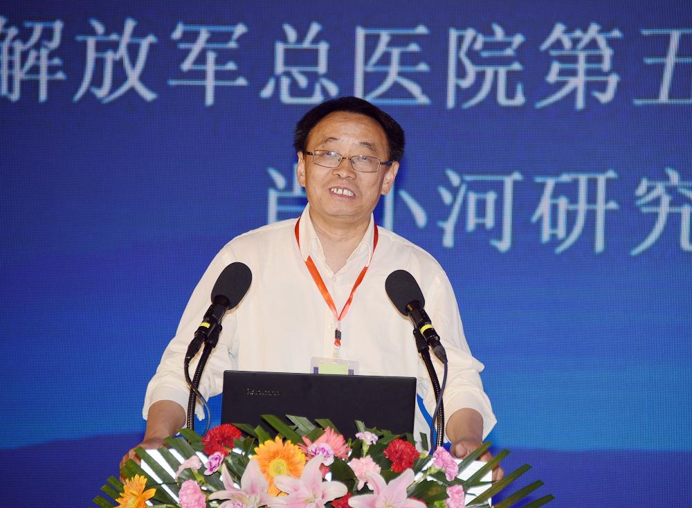 解放军总医院第五医学中心肖小河研究员作题为《何首乌肝损伤之谜》的学术报告