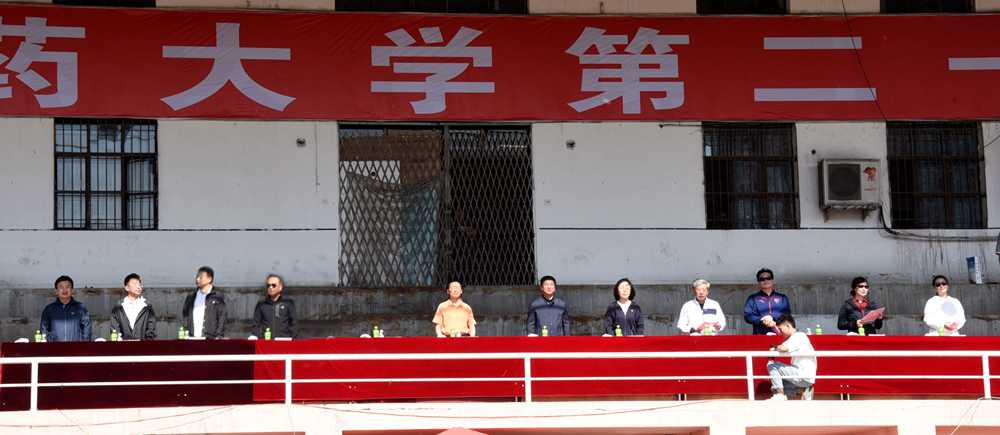 大会主席团成员检阅全校各代表队的运动员