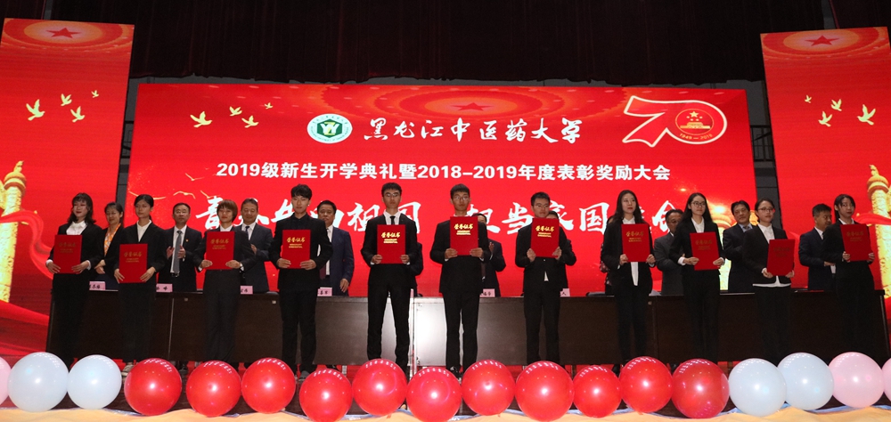 “优秀学生干部”获得者代表上台领奖