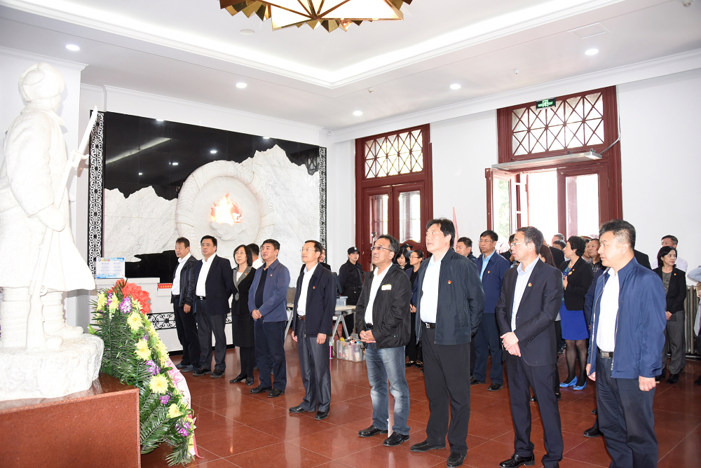 在东北烈士纪念馆,我校党员领导干部瞻仰抗联战士纪念雕像