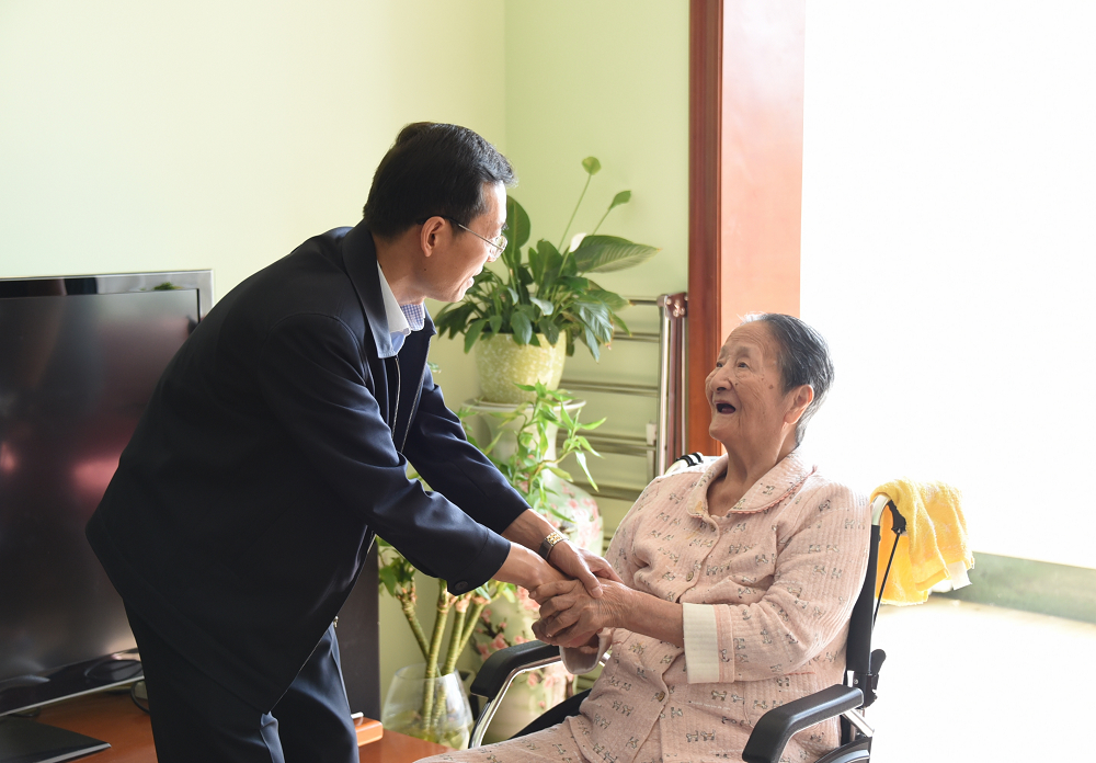 王福学书记慰问老志愿军军人、离休老干部、刘屏源同志的夫人阮玉仙同志