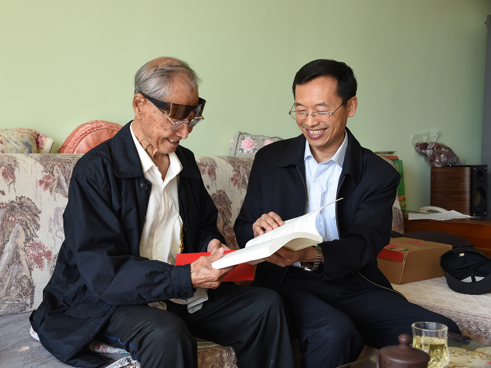 王福学书记与刘屏源同志一同学习《习近平关于“不忘初心、牢记使命”论述摘编》