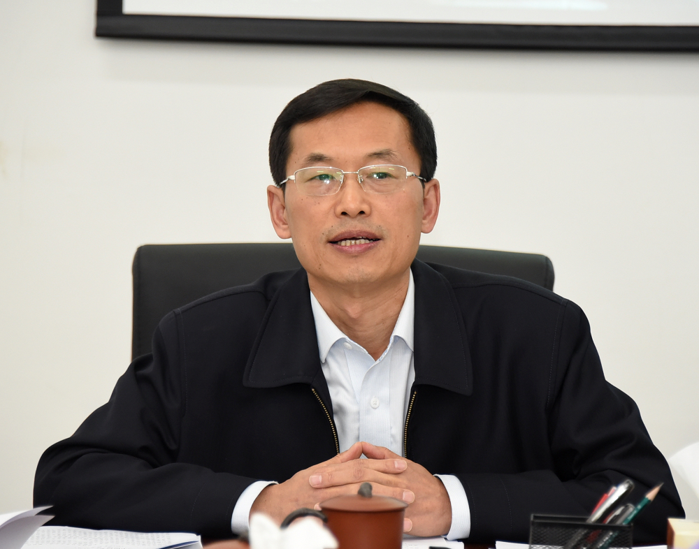 王福学同志主持会议