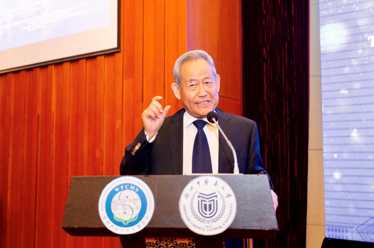 世界中医药学会联合会创会副主席兼秘书长李振吉教授在开幕式上致辞