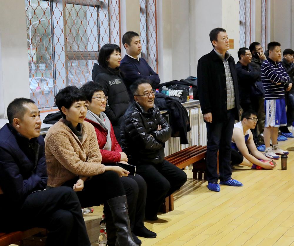 校党委常委、副校长刘雪松与教职员工共同观看比赛