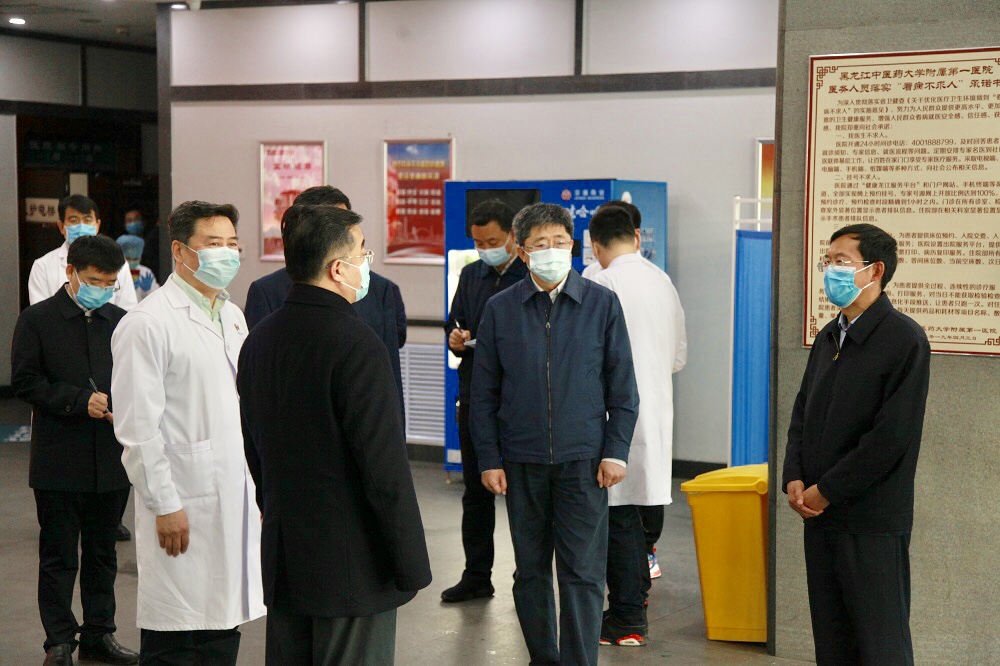 5月1日上午,省委书记、省人大常委会主任、省应对新冠肺炎疫情工作领导小组组长张庆伟一行到我校附属第一医院进行督导检查,校党委书记王福学同志陪同检查