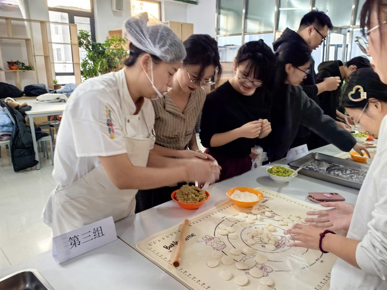 工作人员指导包饺子