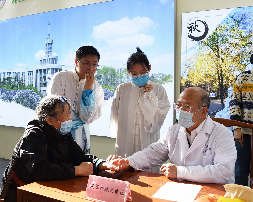 我校姜德友教授参加义诊