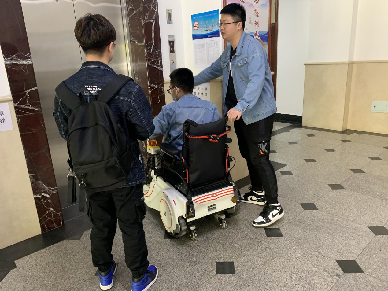 学生陪护图片 (1) 学生陪护图片 (1)