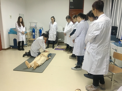 “高年级讲师”在授课中