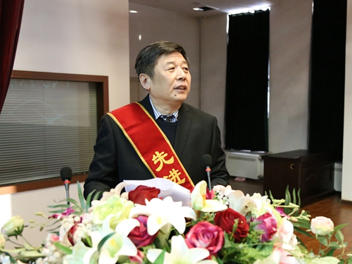 针灸科二病房主任孙远征作为先进集体、先进个人的代表发言