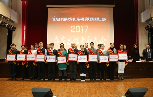 优秀住培带教教师代表上台领奖