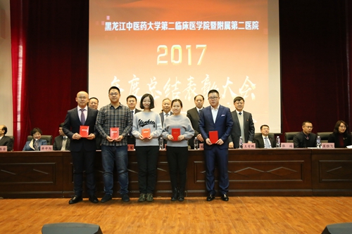 优秀住培学员代表上台领奖
