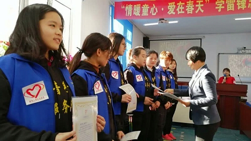 团省委副书记王淑滨在活动现场为我校七彩课堂志愿服务项目志愿者代表颁发荣誉证书