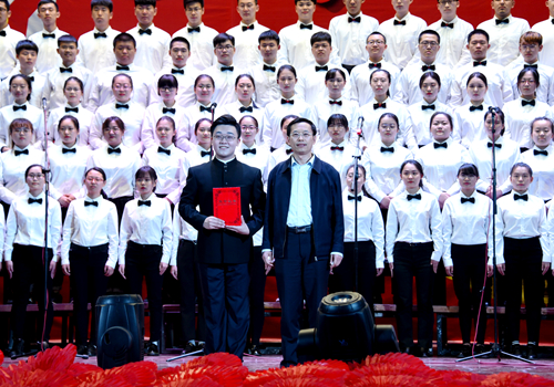 校党委书记王福学为一等奖合唱团颁奖