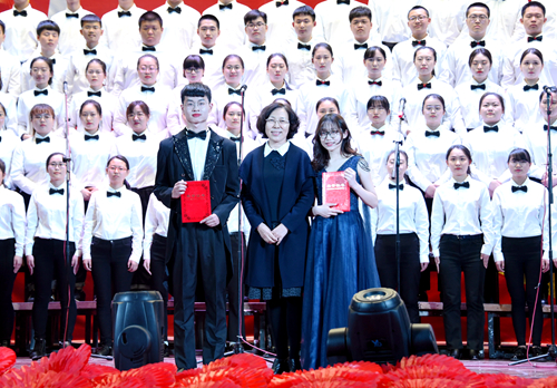 校党委副书记姚凤祯为二等奖合唱团颁奖