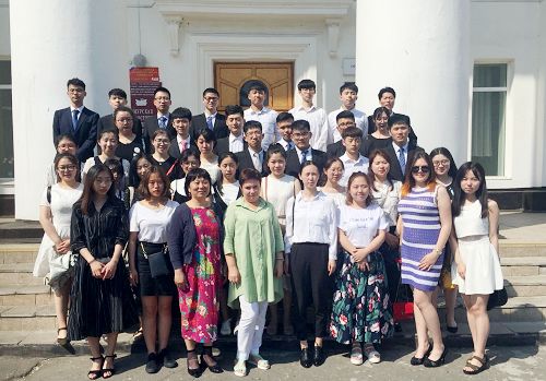 我校学生在俄罗斯阿穆尔国立医学院与俄方师生合影