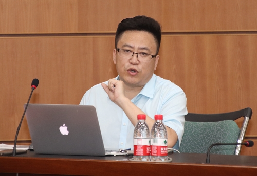 黑龙江省中医药科学院科技处处长蔡萧君作题为《中医大数据助力针灸传承和发展》的学术报告