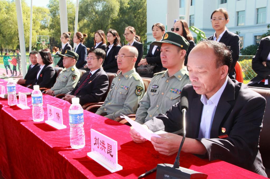 学院党委副书记刘洪昆宣读佳木斯学院2018级学生军训表彰决定.