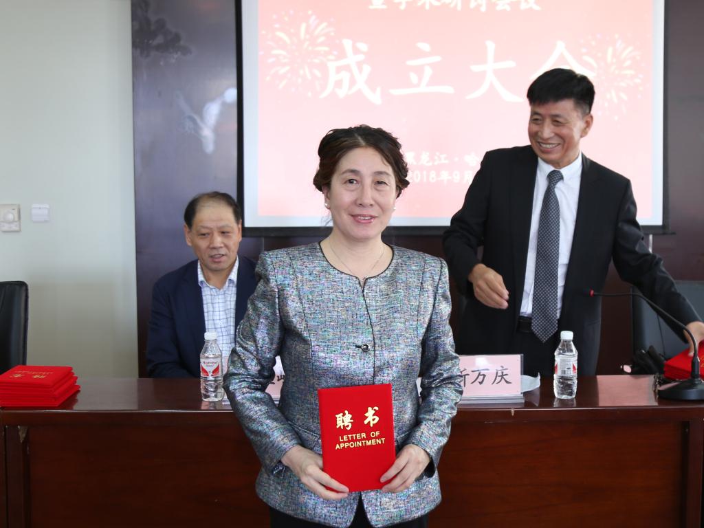 附属第二医院儿科病房主任张凤春接受聘书