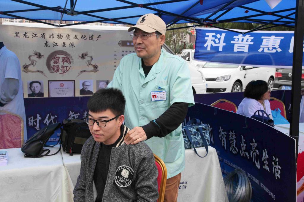 附属第一医院治未病中心副主任毕旭伟为百姓做中医推拿
