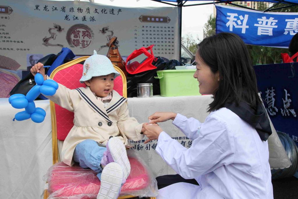 附属第一医院治未病中心主治医师张可心为小朋友做小儿推拿