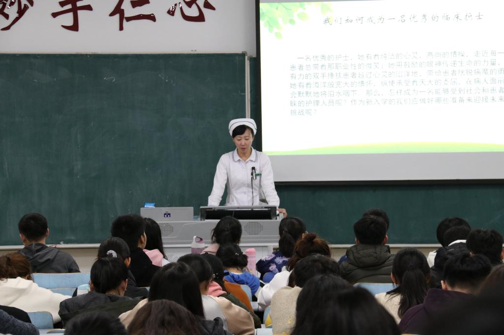 风湿科护士长、副主任护师慈玉莹作讲座