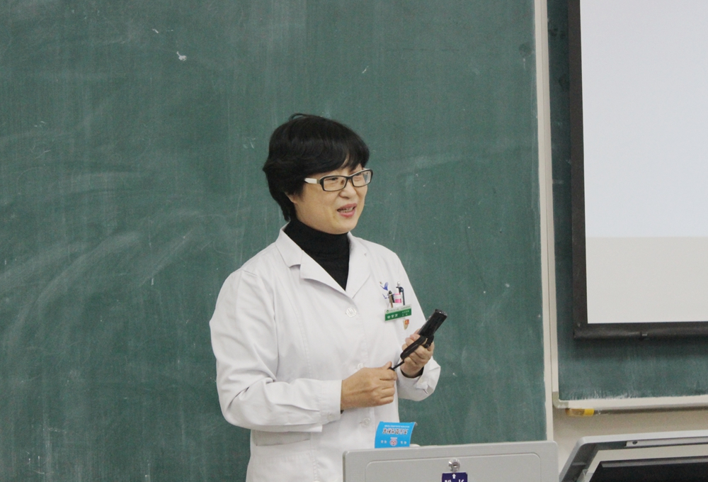 心血管病四科主任、主任医师、硕士研究生导师徐京育作讲座