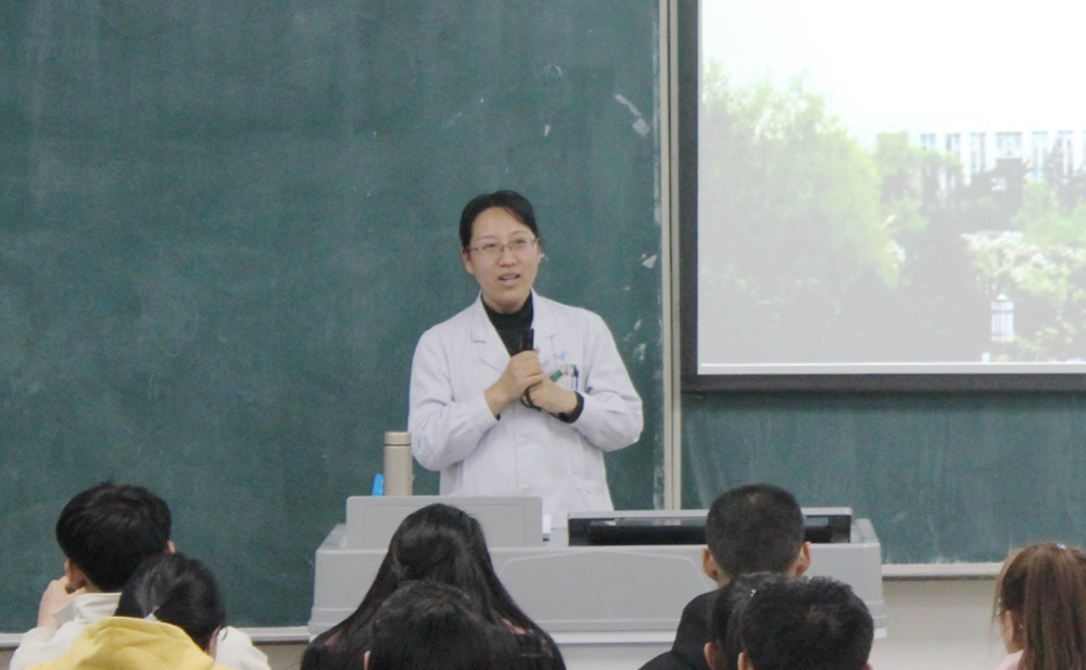 心血管病一科副主任、硕士研究生导师金娟作讲座