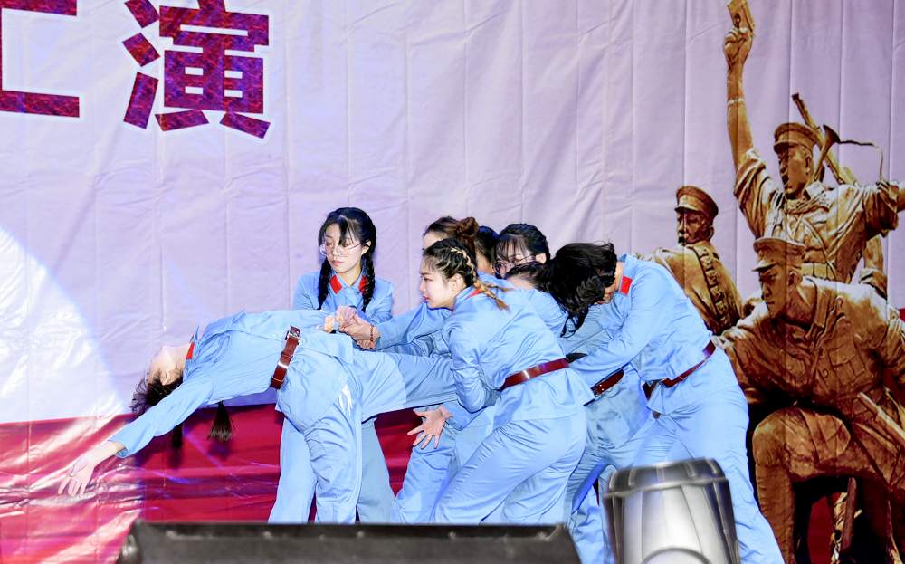 舞蹈《八女投江》