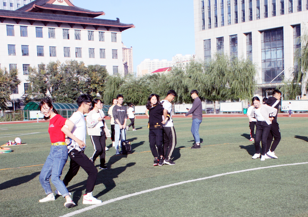 “螃蟹接力”比赛现场