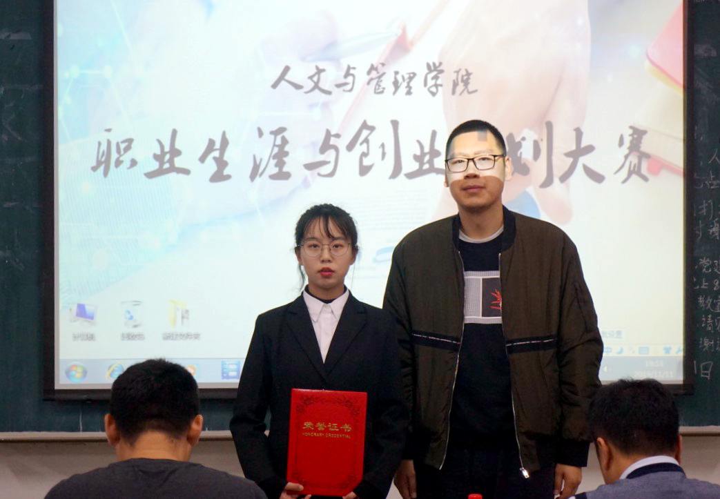 一等奖获奖同学上台领奖