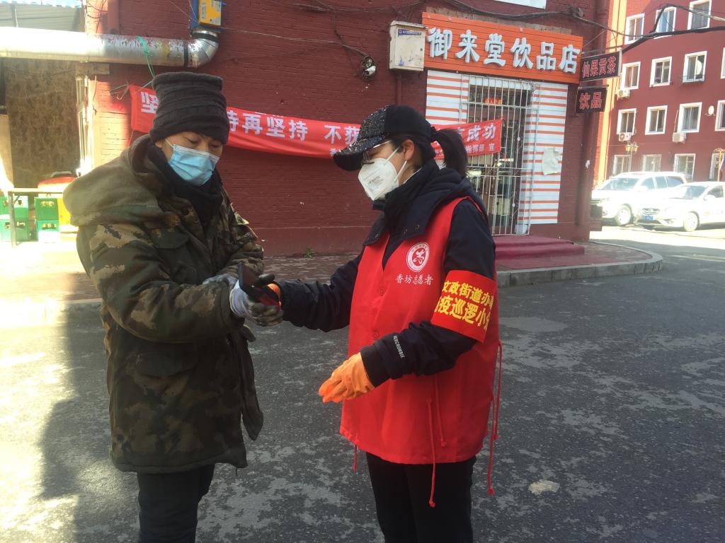 校党委常委,组织部部长陈冬梅参与社区防疫工作